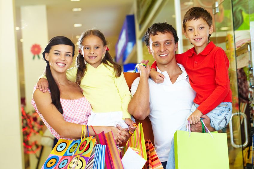 padres y niños comprando ropa